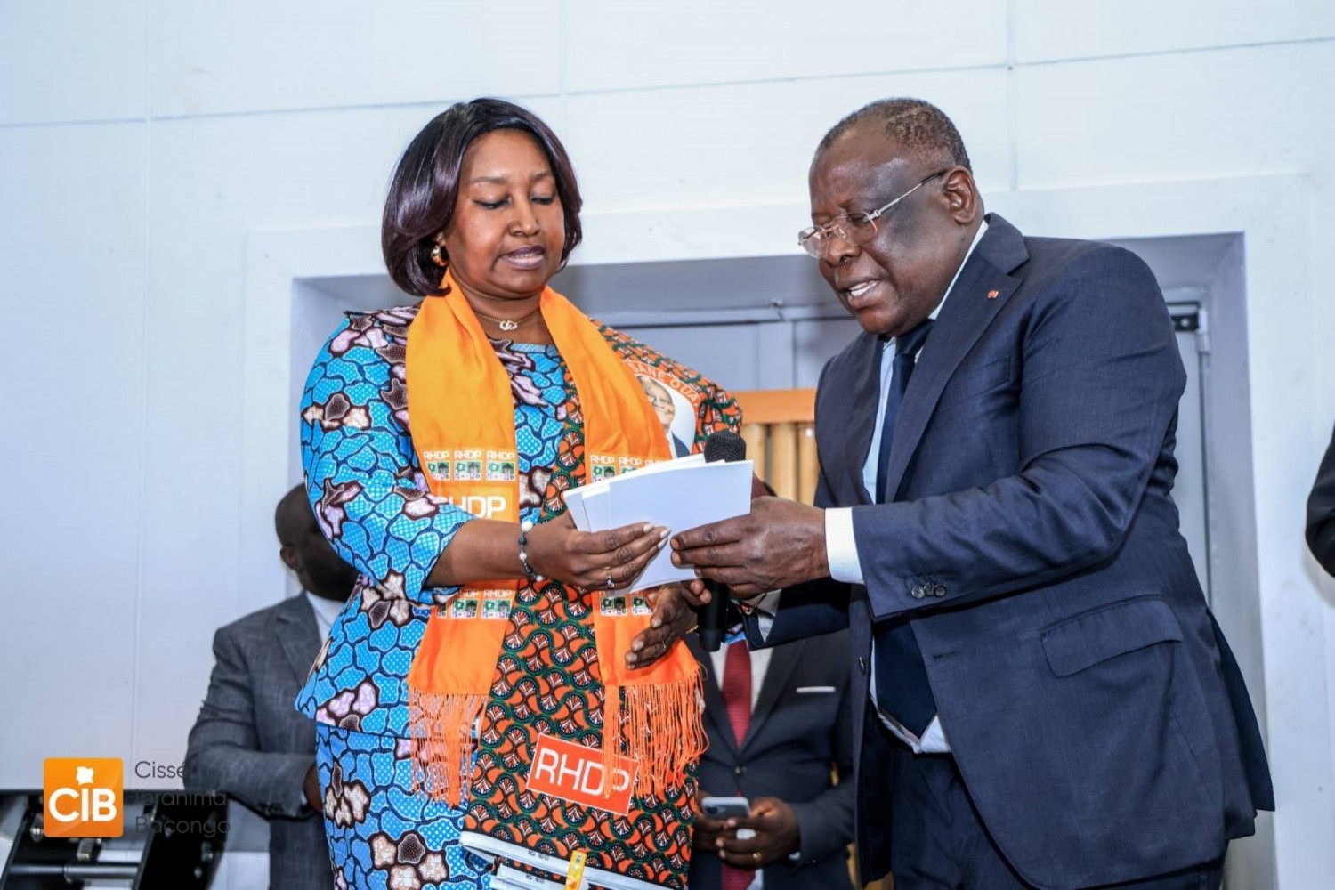 Côte d'Ivoire : Après son adhésion au RHDP, Me Diplo reçoit les attributs du parti des mains de Bacongo