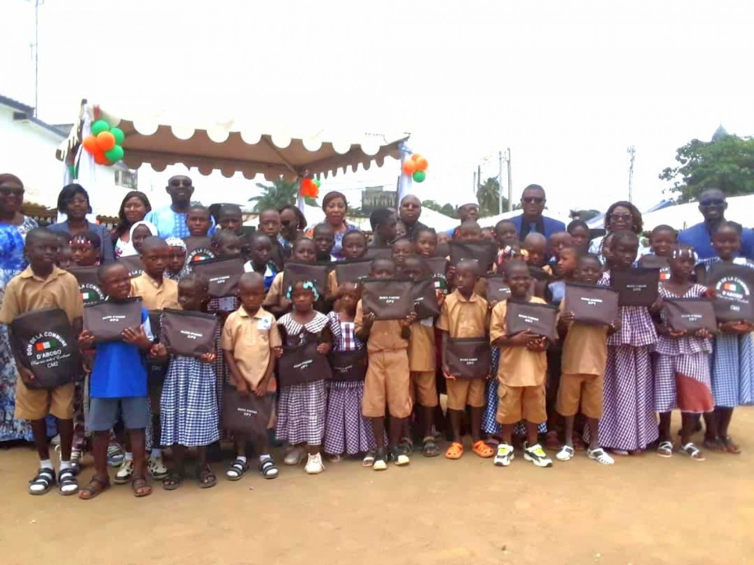 Côte d'Ivoire : Abobo, la mairie offre 60 000 kits scolaires d'une valeur de plus de 300 millions de francs CFA pour une rentrée solidaire
