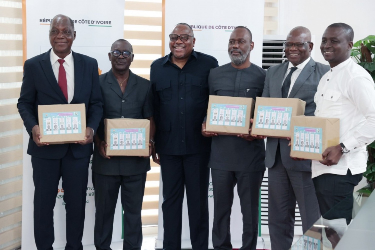 Côte d'Ivoire : Présidentielle 2025, à 72 h du début de la campagne électorale, la CEI remet 100.000 affiches et 10.000 spécimens de bulletins de vote à chaque candidat