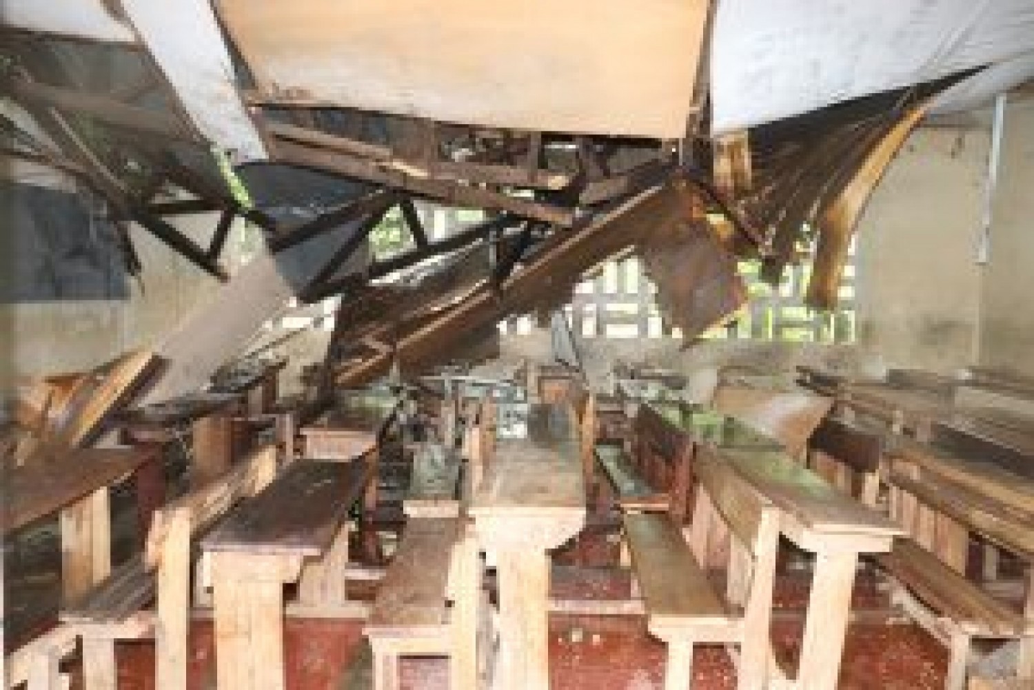 Côte d'Ivoire : Marahoué, un arbre s'effondre sur une salle de classe pendant les cours, plus de peur que de mal, un avertissement à cause l'état de vétusté de l'établissement