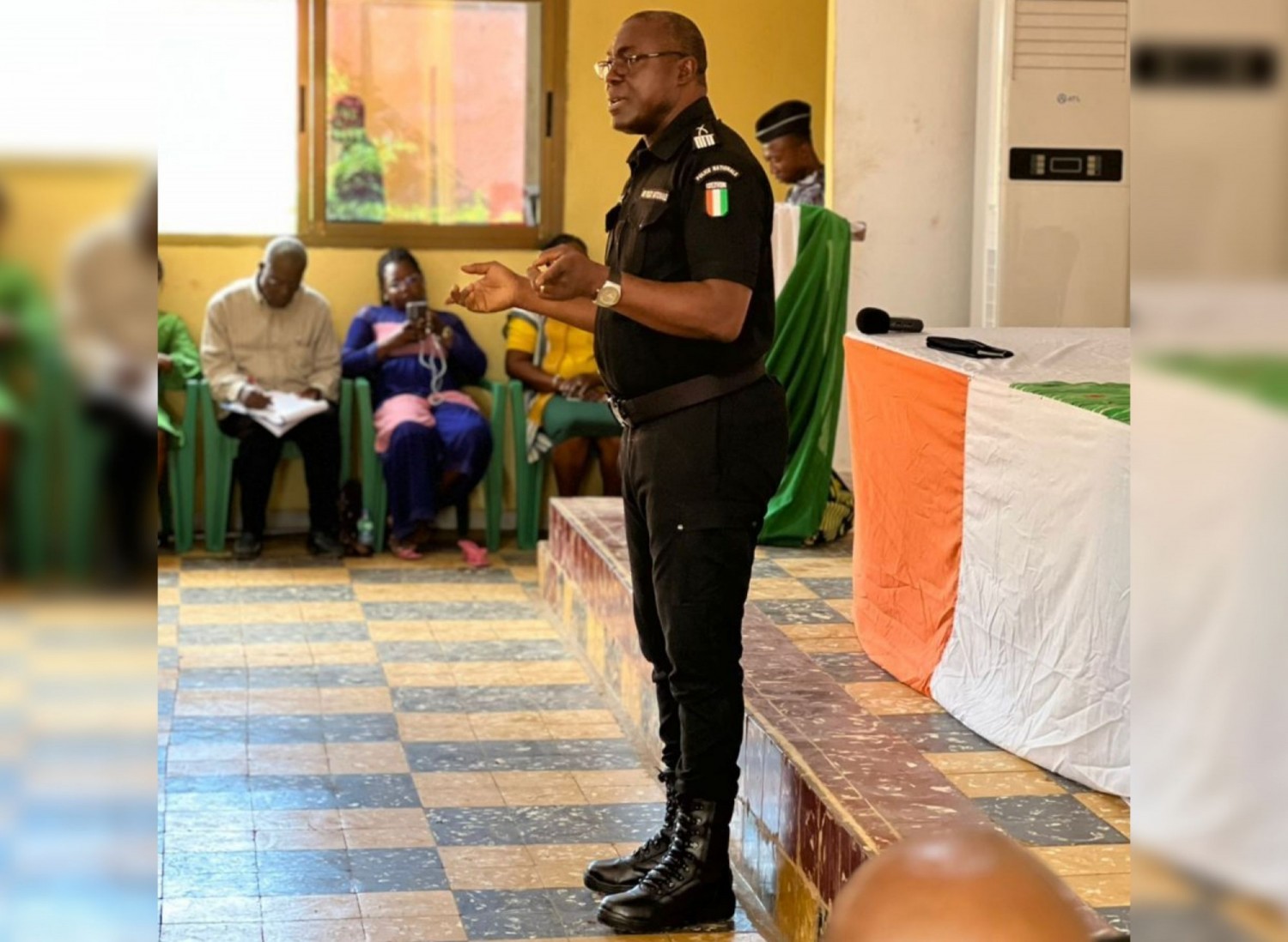 Côte d'Ivoire : À Sakassou, le préfet de police Mobio Maxime sensibilise la population pour des élections apaisées