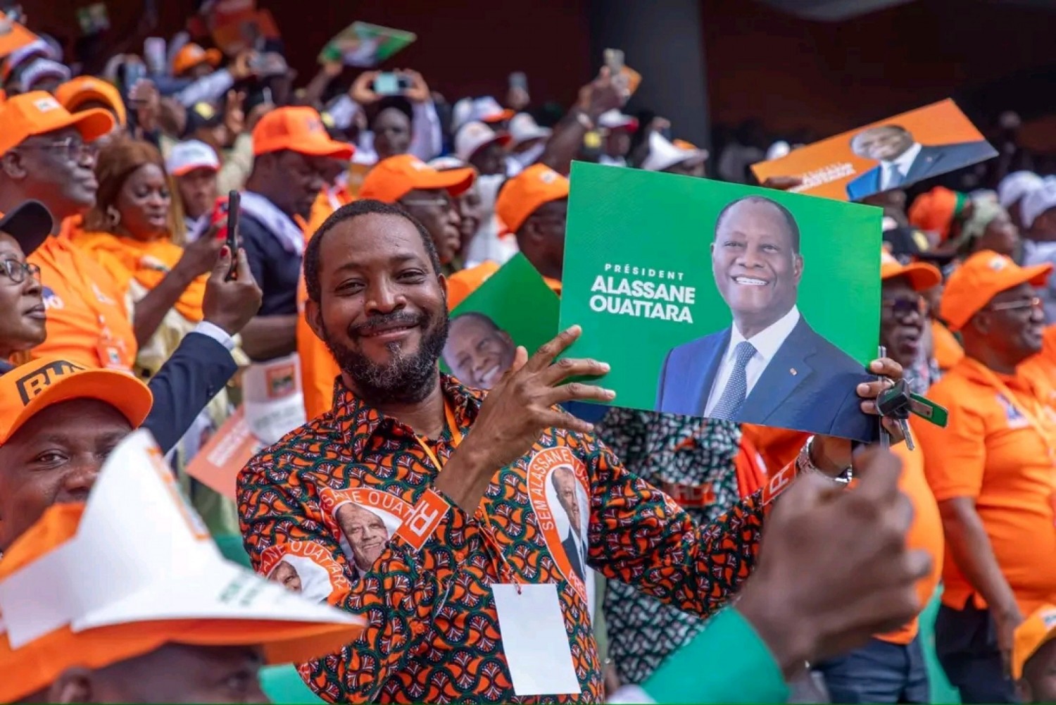 Côte d'Ivoire : Présidentielle 2025, le mouvement PE-ADO et ses influenceurs vendent la politique de Ouattara sur l'emploi des jeunes lors d'un meeting digital