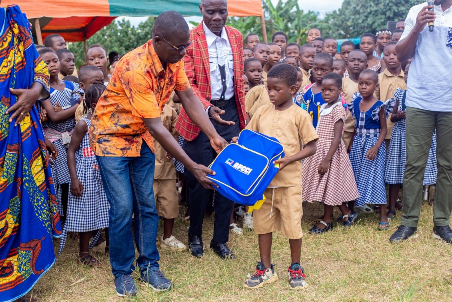 Côte d'Ivoire : Rentrée scolaire 2025-2026, l'APCCI fait don de plusieurs kits scolaires et plusieurs  kits pédagogiques aux élèves et enseignants d'Akoupé- Zeudji