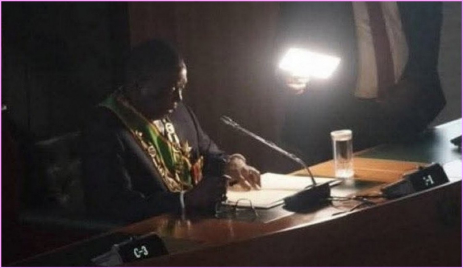 Zimbabwe : Panne d'électricité en plein discours, Mnangagwa continue à la torche !