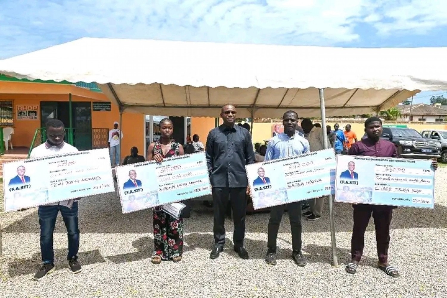 Côte d'Ivoire : Béoumi, Sidi Touré soutient l'autonomisation des jeunes et des femmes à travers une remise de chèques du FA.STT