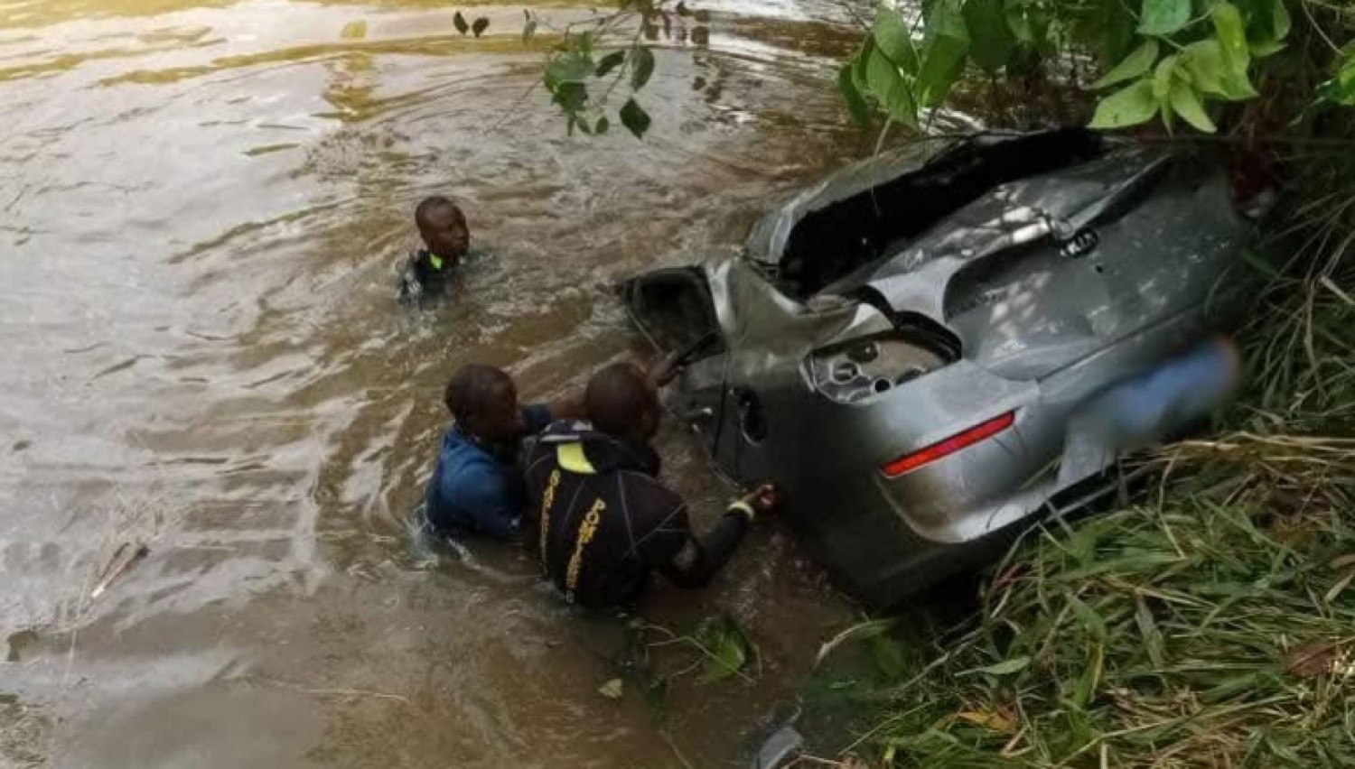 Côte d'Ivoire : Tragique accident à Fresco, un conducteur perd la vie après une sortie de route suivie d'une noyade