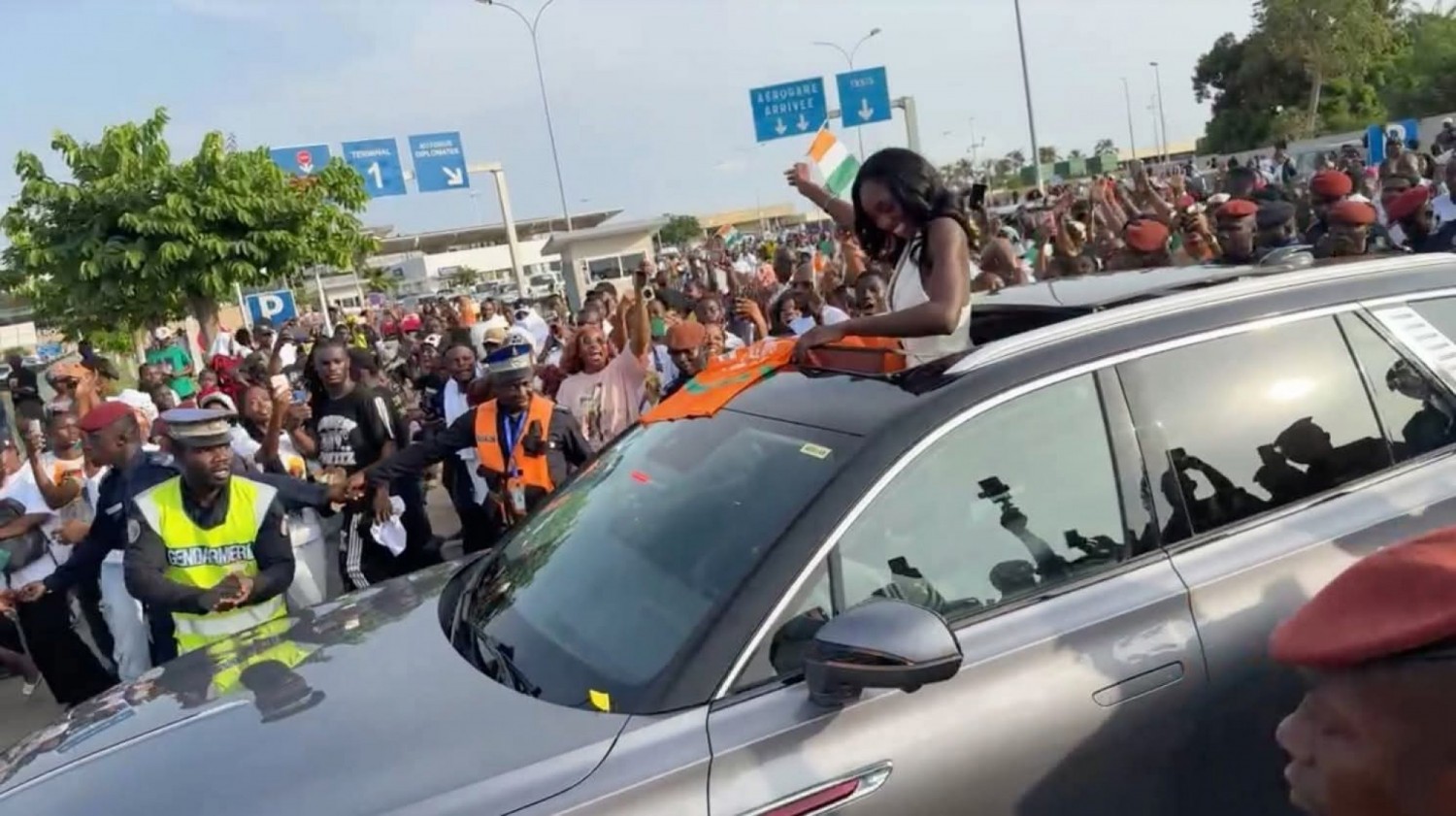 Côte d'Ivoire : Olivia Yacé accueillie en Reine à  l'aéroport, Abidjan célèbre sa «Miss Univers»