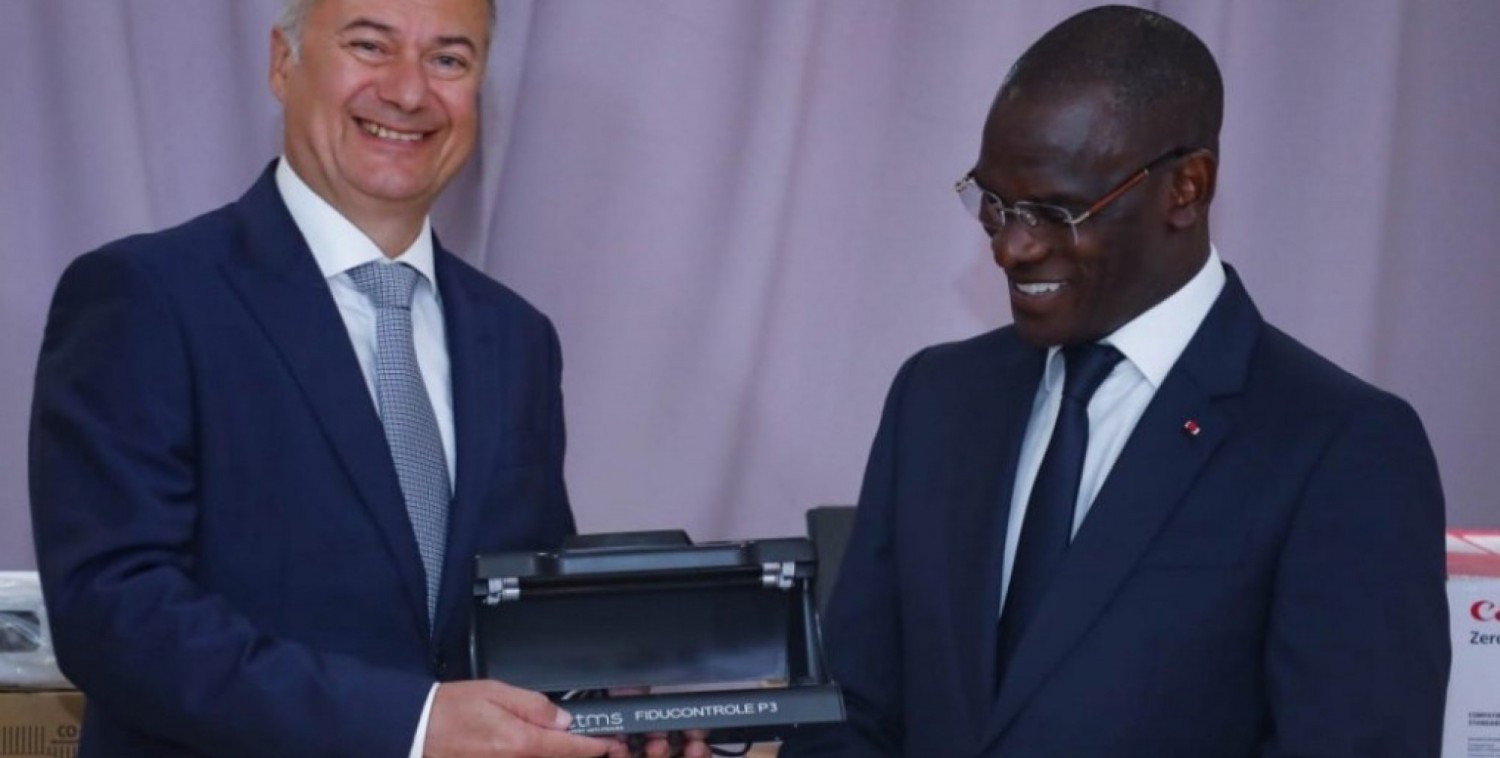 Côte d'Ivoire : Mise à disposition du Regula 4306M pour renforcer  la lutte  contre la fraude documentaire, l'immigration irrégulière et la traite des personnes