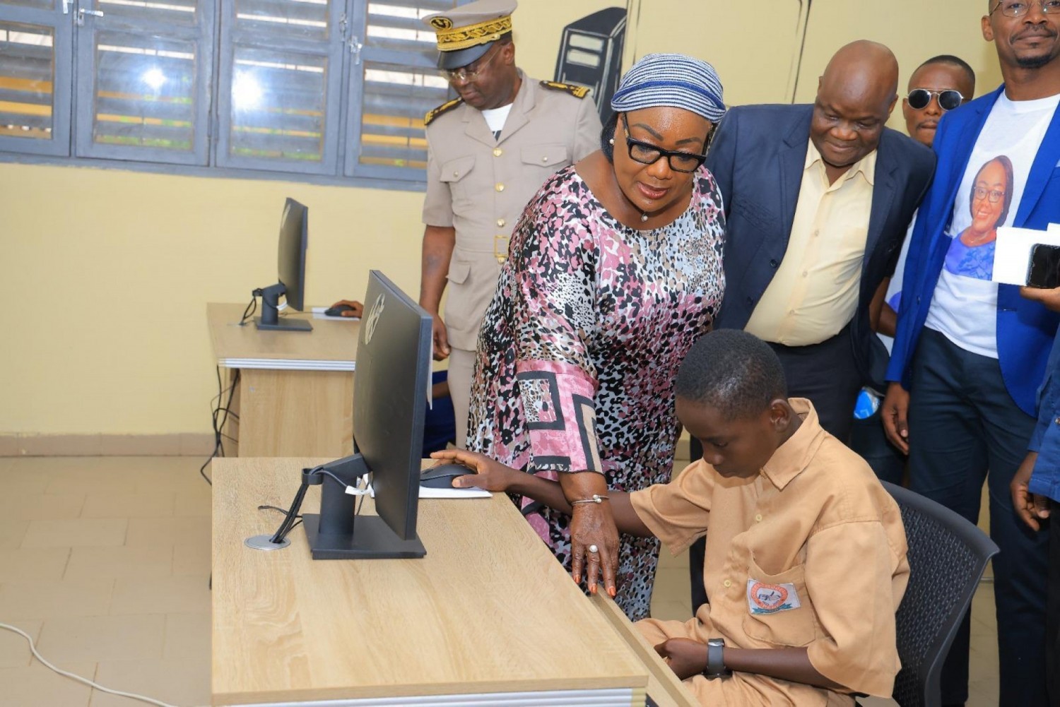 Côte d'Ivoire : Collège moderne de Péhe et  lycée  de Toulépleu, Anne Ouloto répond aux doléances en remettant  du matériel informatique et équipant des salles multimédias