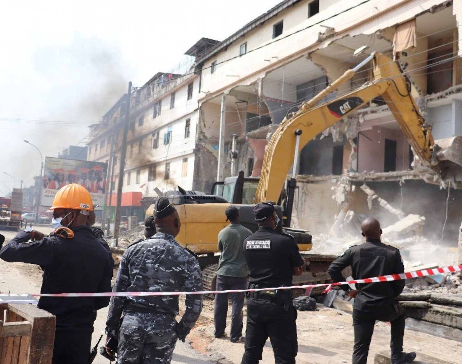 Côte d'Ivoire : Adjamé, démolition d'un immeuble de type R+3 à usage d'habitation et de commerce vétuste et menaçait de s'effondrer