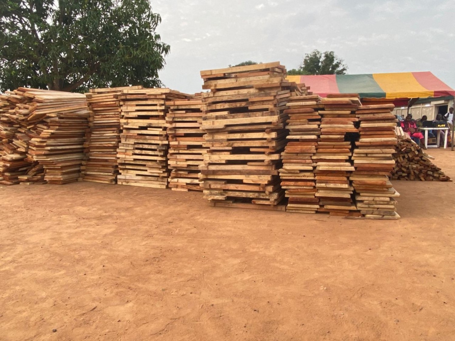 Côte d'Ivoire : Diégonéfla, un cadre RHDP candidat aux législatives offre des tables-blancs à des écoles