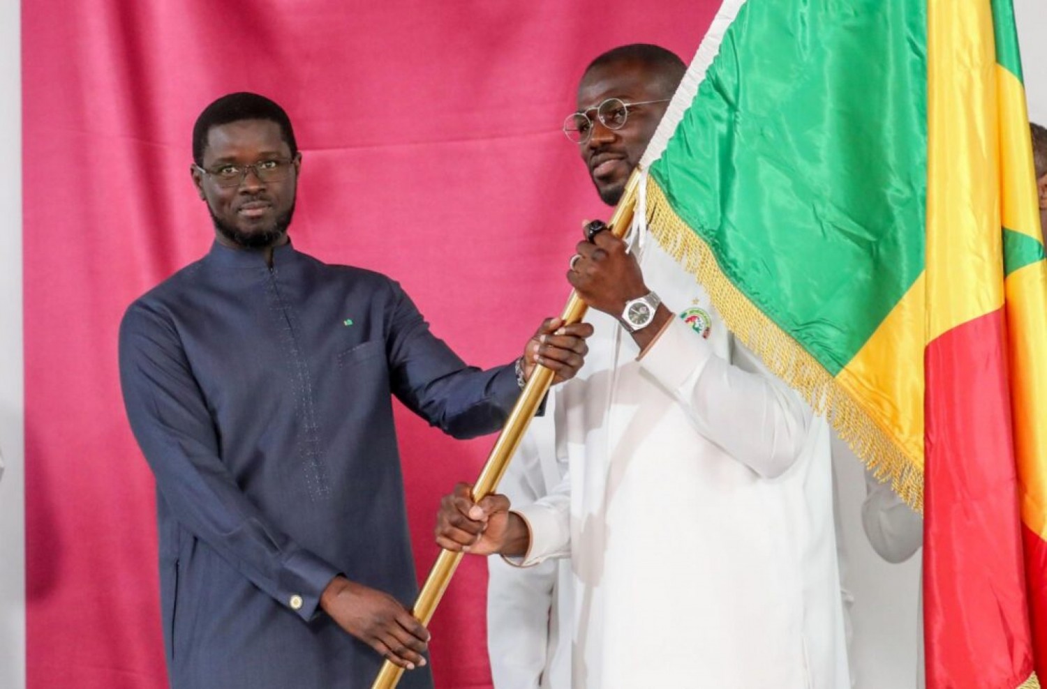 Sénégal : CAN 2025 , Bassirou Faye remet le drapeau national aux Lions de la Teranga
