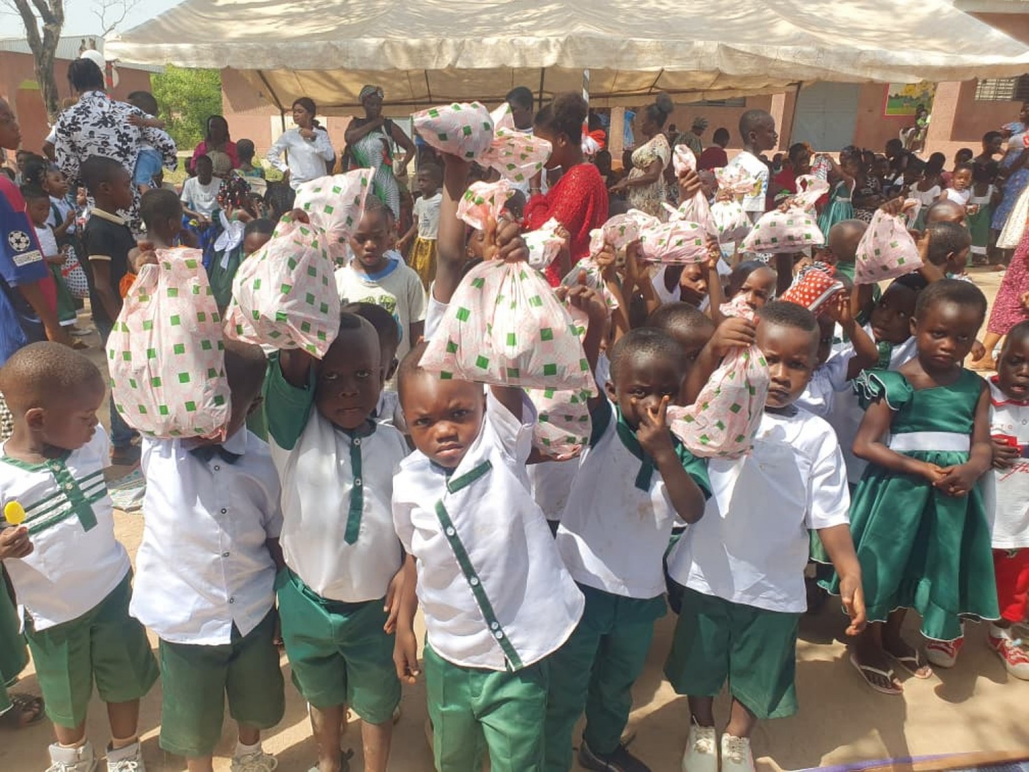 Côte d'Ivoire : Brobo, l'ONG Enfance Harmonieuse cadeaute plus de 200 enfants du Ahaly