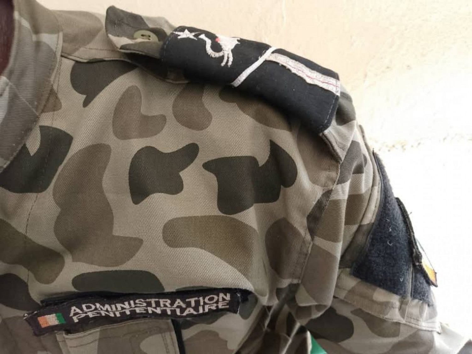 Côte d'Ivoire : Un agent pénitentiaire de Bouna condamné pour violence et indiscipline