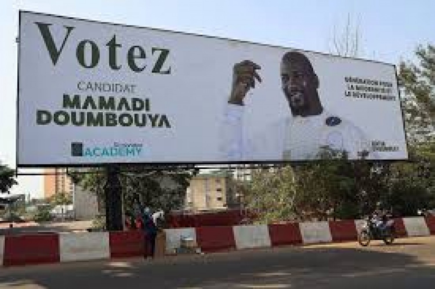 Guinée : Présidentielle, neuf candidats en lice dont Doumbouya pour le scrutin du 28 décembre
