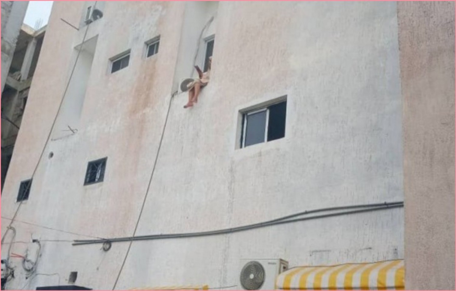 Côte d'Ivoire : Bingerville, elle se jette d'un immeuble et est sauvée in extrémis par les secours