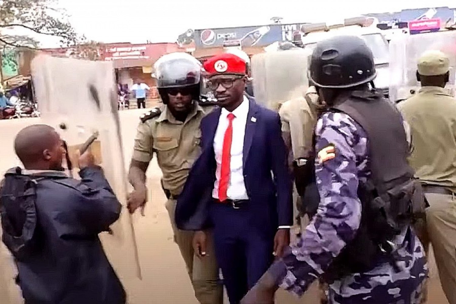 Ouganda : Museveni largement en tête, Bobi Wine placé en résidence surveillée