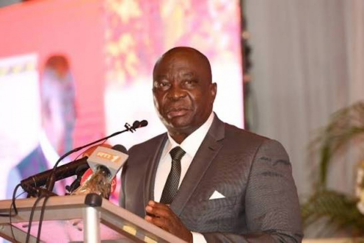 Côte d'Ivoire : Cacao, face à la chute des cours mondiaux, l'État enclenche un plan spécial pour racheter les stocks invendus et garantir le prix de 2 800 FCFA/kg