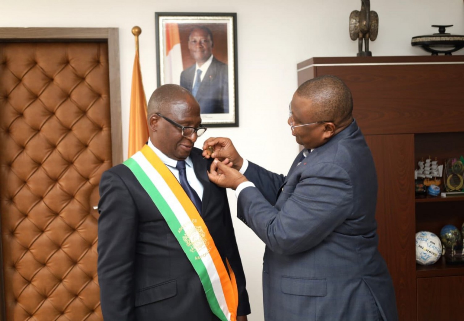 Côte d'Ivoire : Reconduit Ministre, Amadou Coulibaly remet officiellement ses attributs de Député à son  suppléant