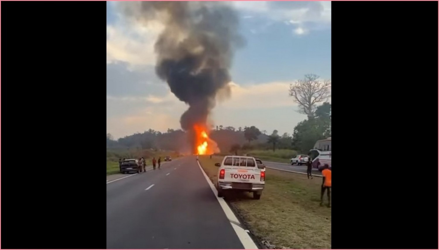 Côte d'Ivoire : Incendie spectaculaire sur l'autoroute du Nord, un camion de gaz paralyse le trafic pendant plusieurs heures