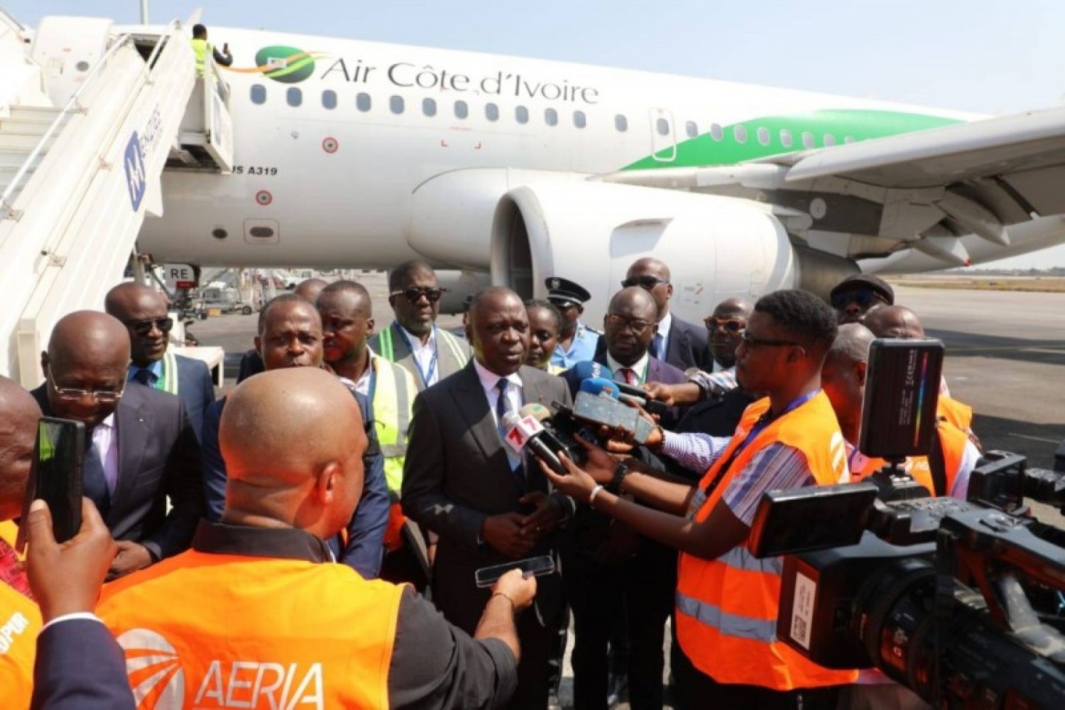 Côte d'Ivoire : Touché lors d'un incident survenu à Niamey, Amadou Koné constate l'ampleur des dégâts de L'Airbus A319 d'Air Côte d'Ivoire de retour à Abidjan