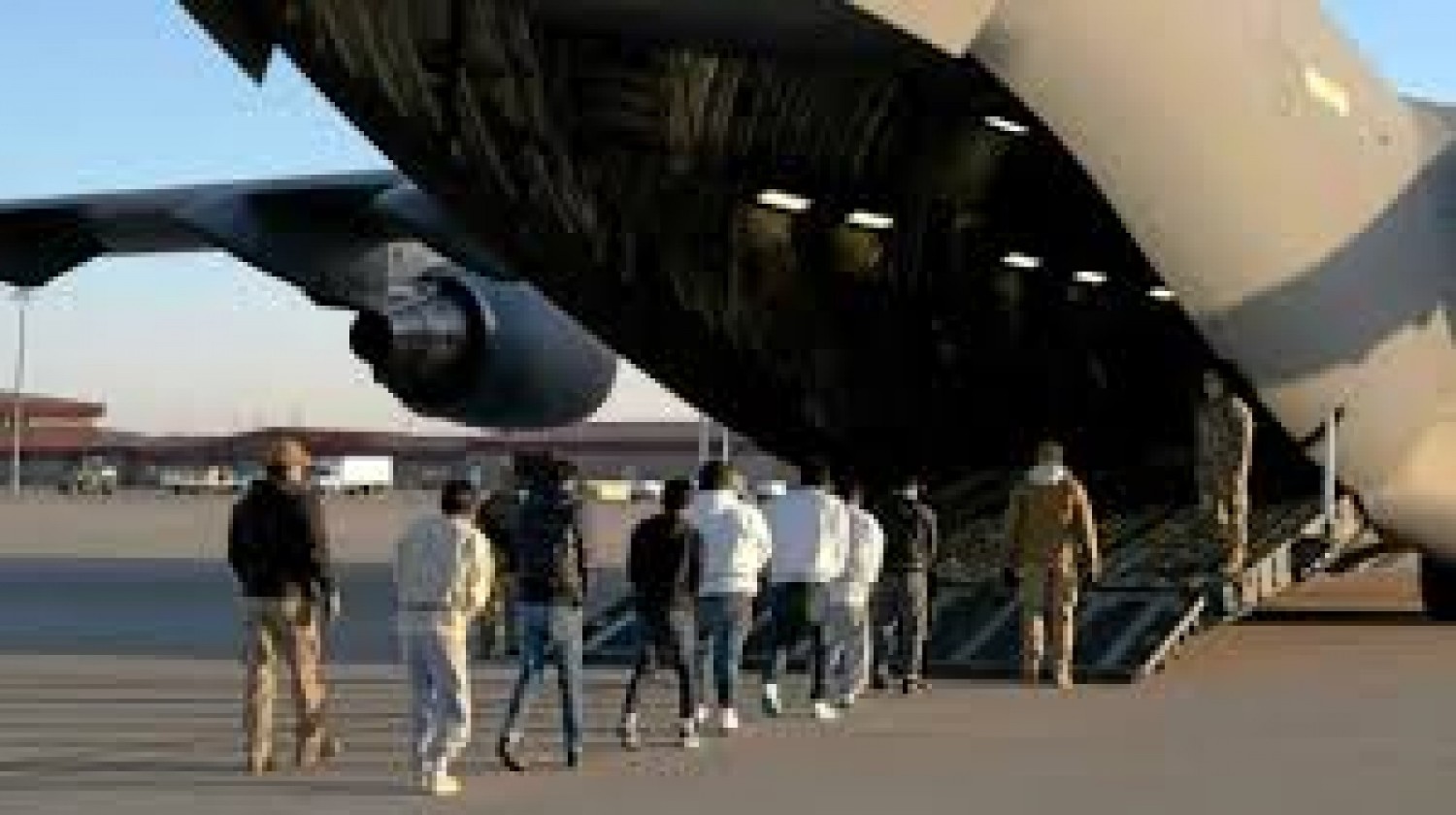 Cameroun/États-Unis : Des migrants non camerounais déportés en secret à Yaoundé, sans égard pour leurs protections juridiques