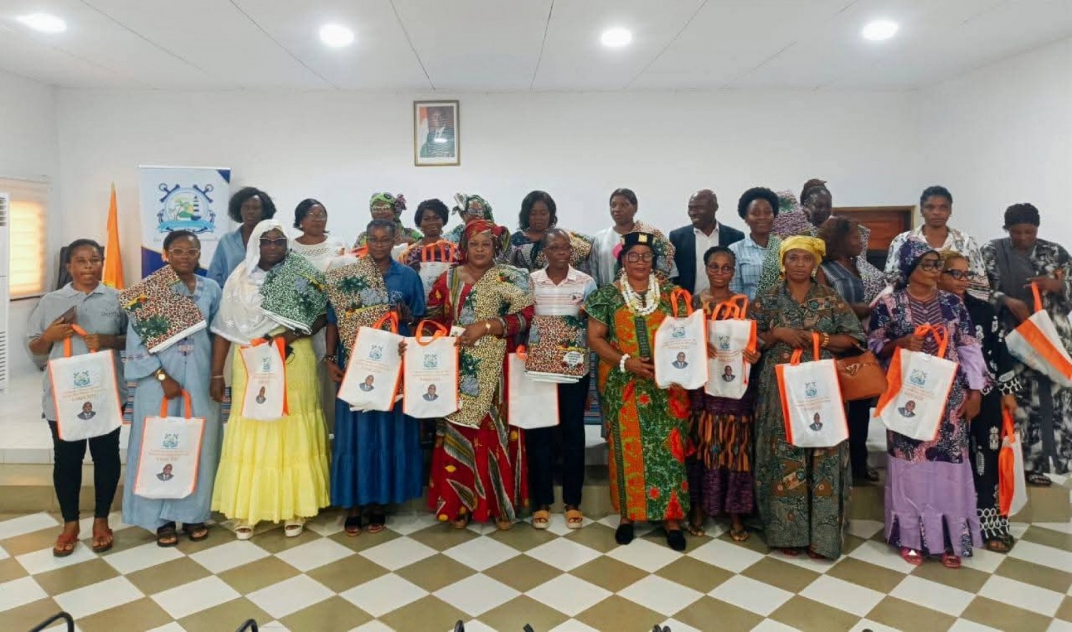 Côte d'Ivoire : Journée Internationale des Droits des Femmes 206, le conseil régional de San-Pedro fait dons de pagnes