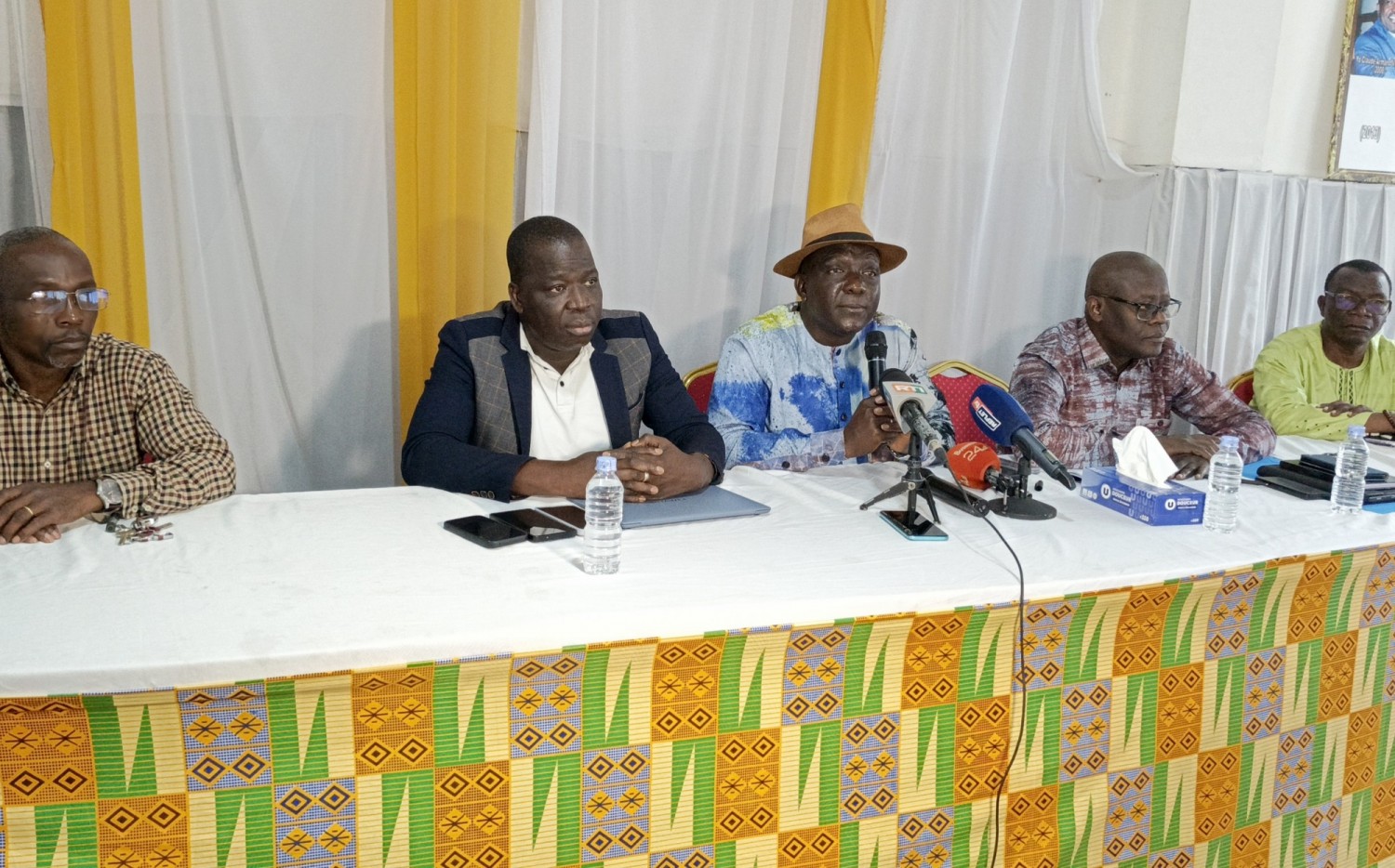 Côte d'Ivoire : Des producteurs de café-cacao alertent sur 45 000 tonnes de stocks invendus et appellent à l'intervention de l'État