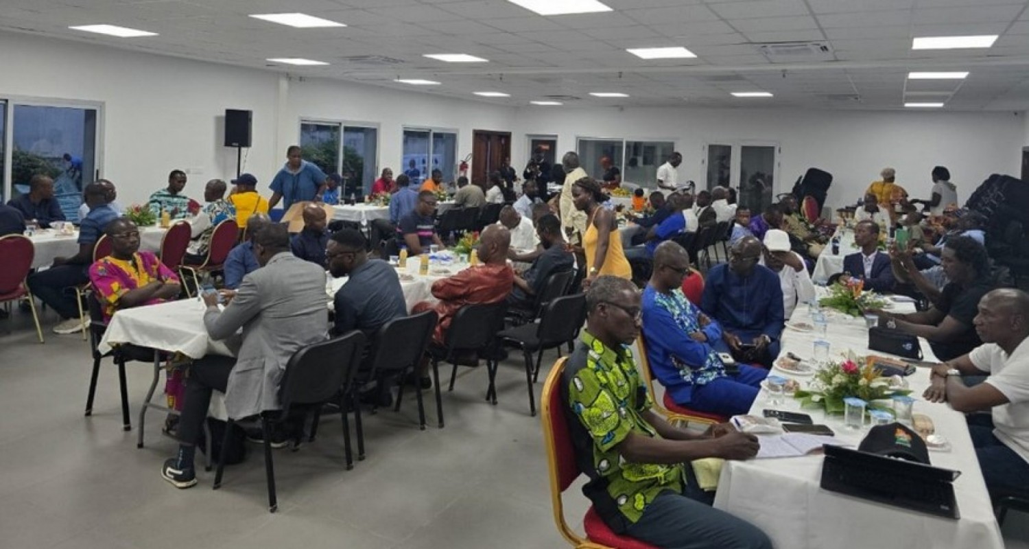 Côte d'Ivoire : UNJCI, les journalistes musulmans et chrétiens confient l'avenir de l'Union à Dieu lors d'une rupture collective du jeûne à Abidjan