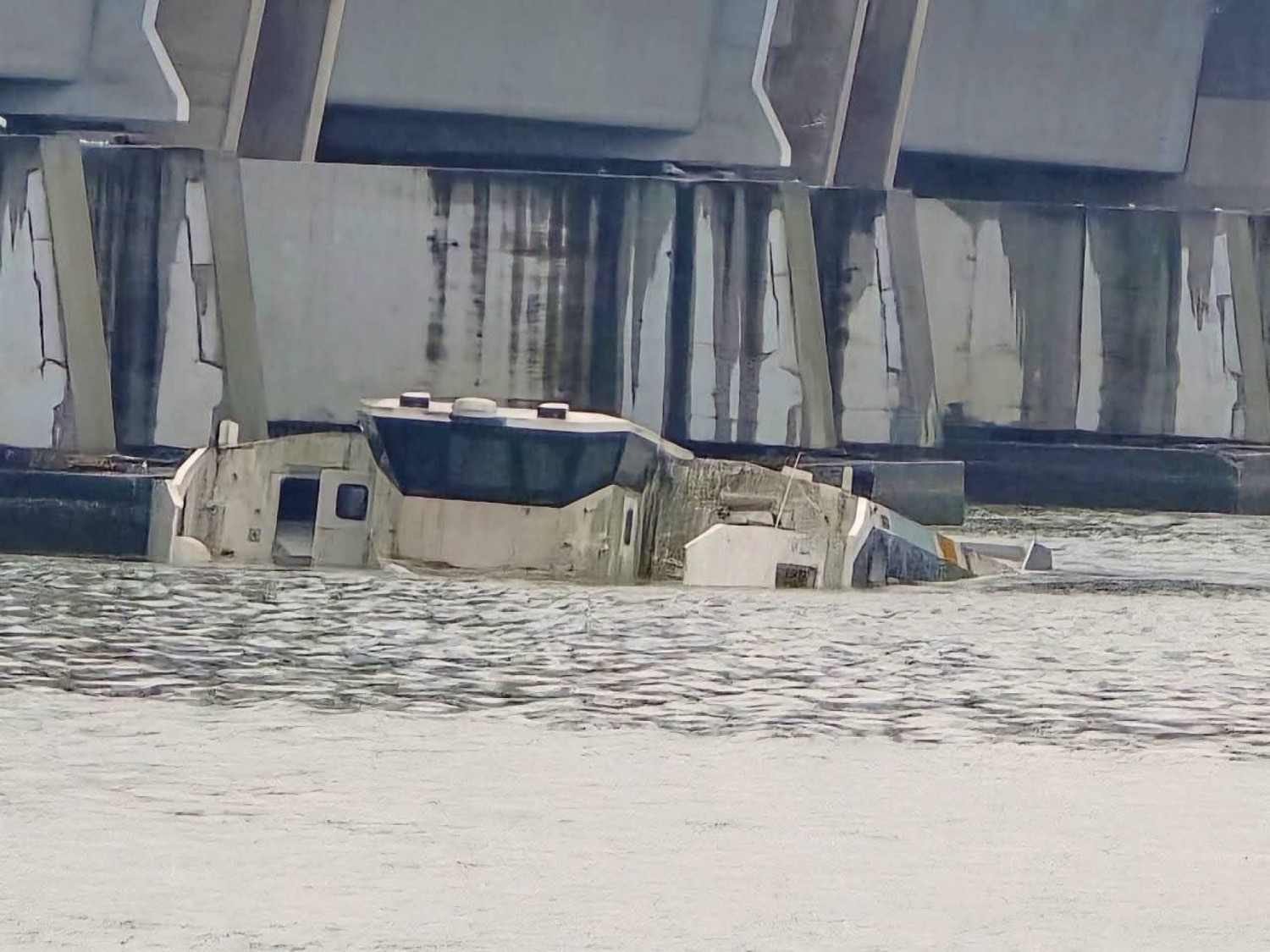 Côte d'Ivoire : Un bateau de transport à passagers échoue contre le pont Félix Houphouët-Boigny à Abidjan