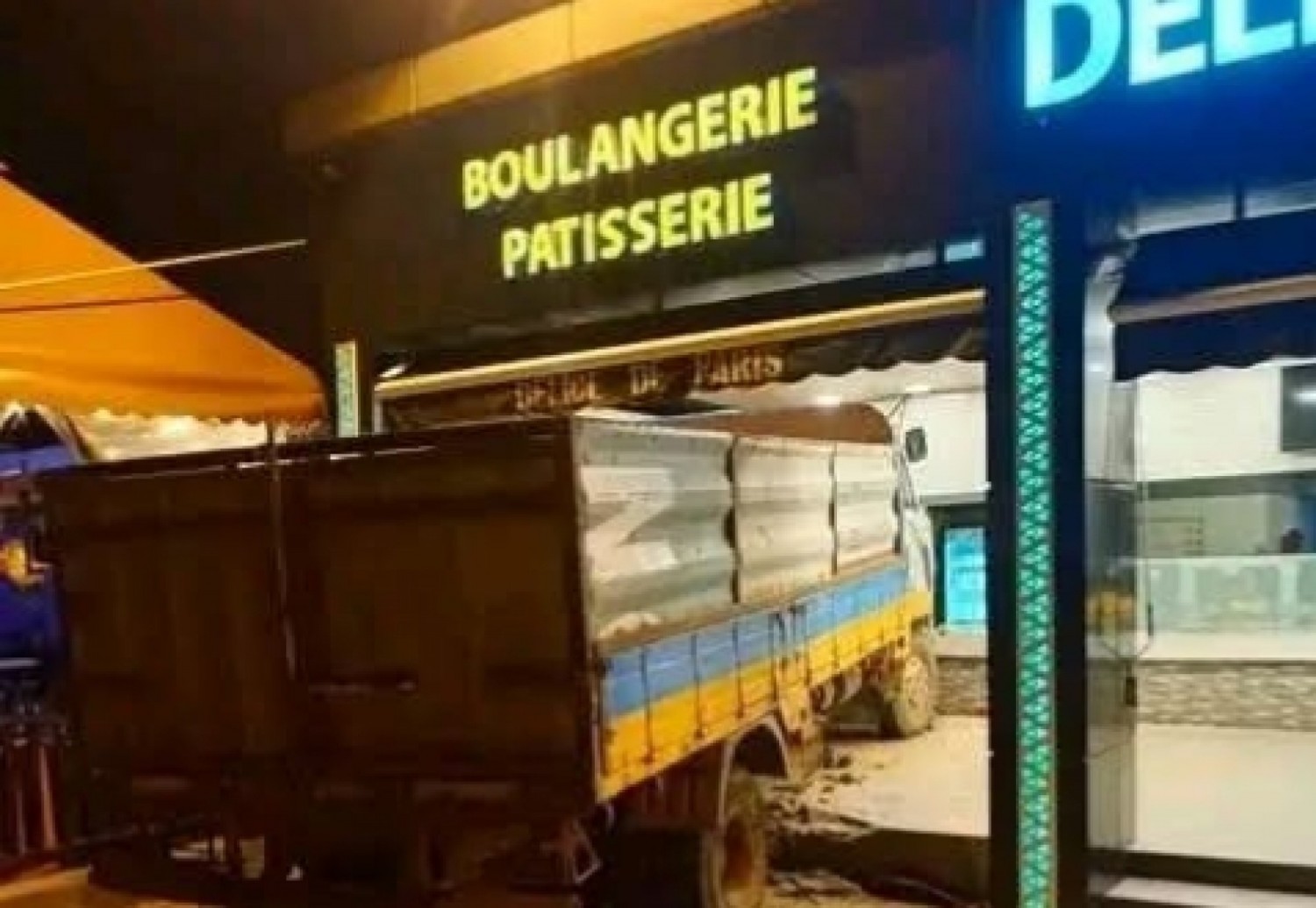 Côte d'Ivoire : Bonoua, un camion termine sa course dans une boulangerie après une manœuvre d'évitement