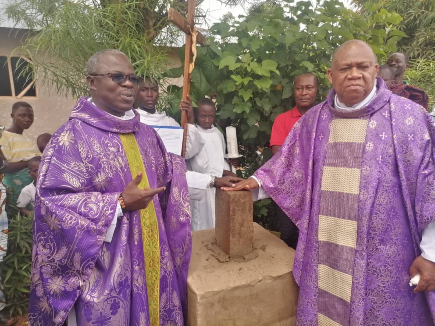 Côte d'Ivoire : Gagnoa, à la pose de première pierre d'une église, un cadre prié d'offrir un véhicule au curé dont la moto est en panne