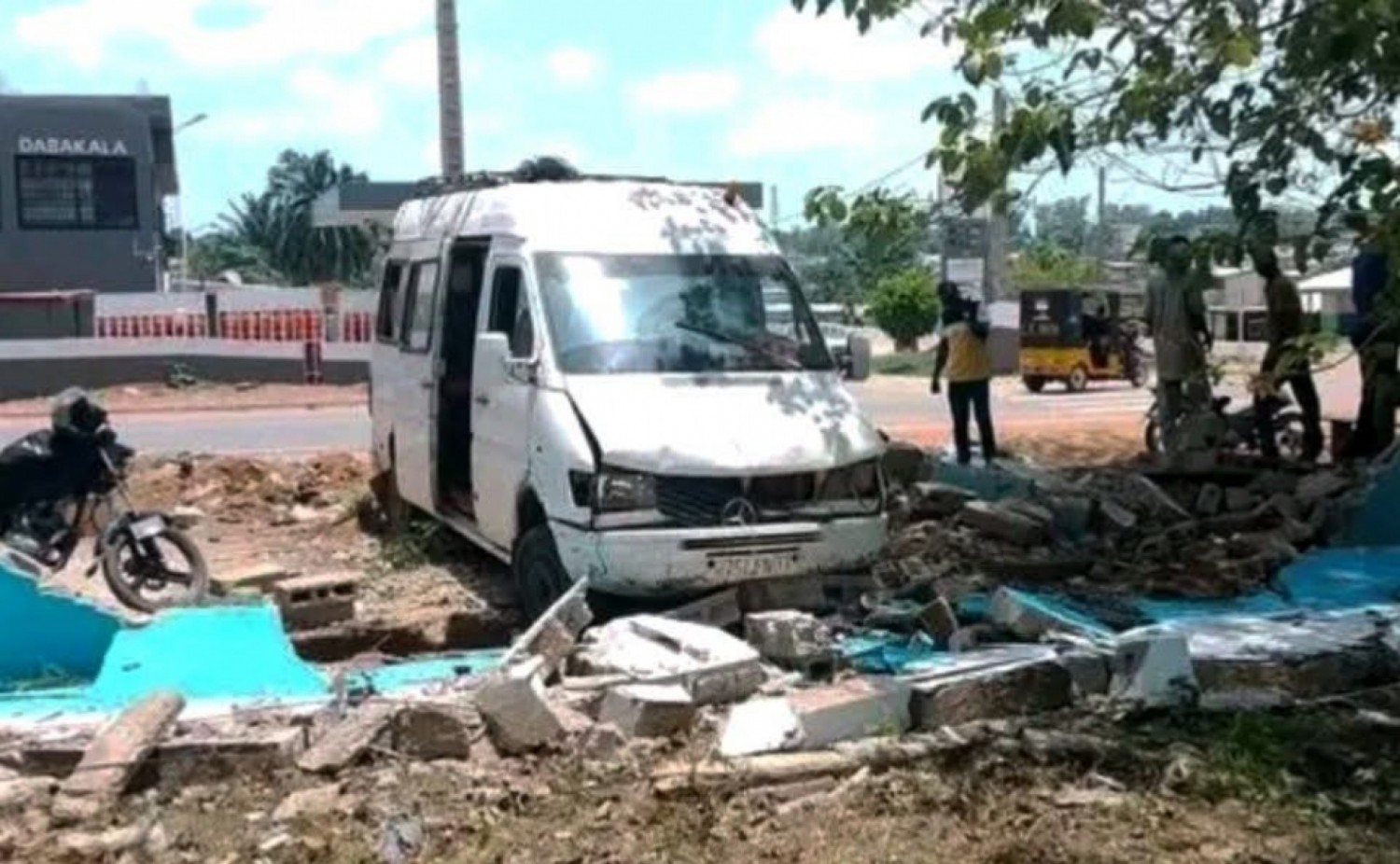 Côte d'Ivoire : Dabakala, un véhicule hors de contrôle finit sa course dans l'enceinte de l'hôpital général