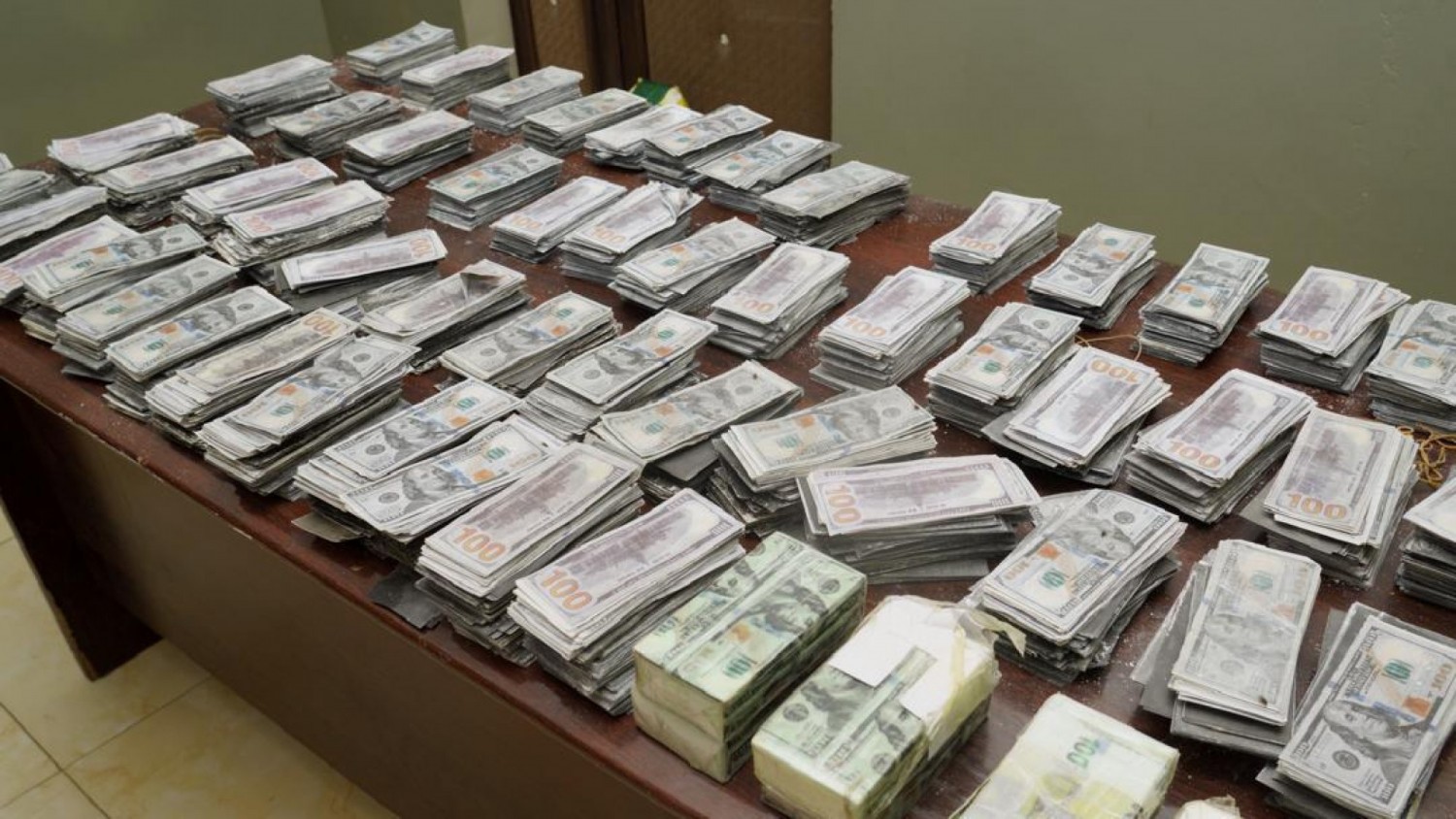 RDC : La somme saisie à l'aéroport atteint plus de 3 millions de dollars américains, deux arrestations