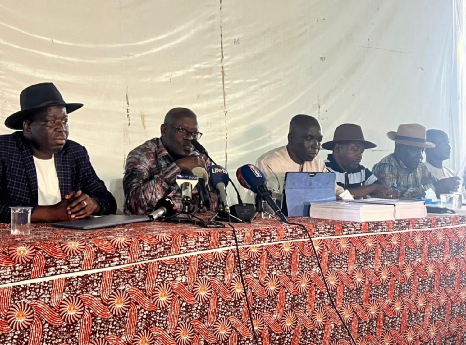 Côte d'Ivoire : 291 milliards FCFA mal gérés, 60 000 tonnes de fèves bloquées, la filière cacao au bord de l'implosion, les producteurs prêts à la grève dès la fin du mois