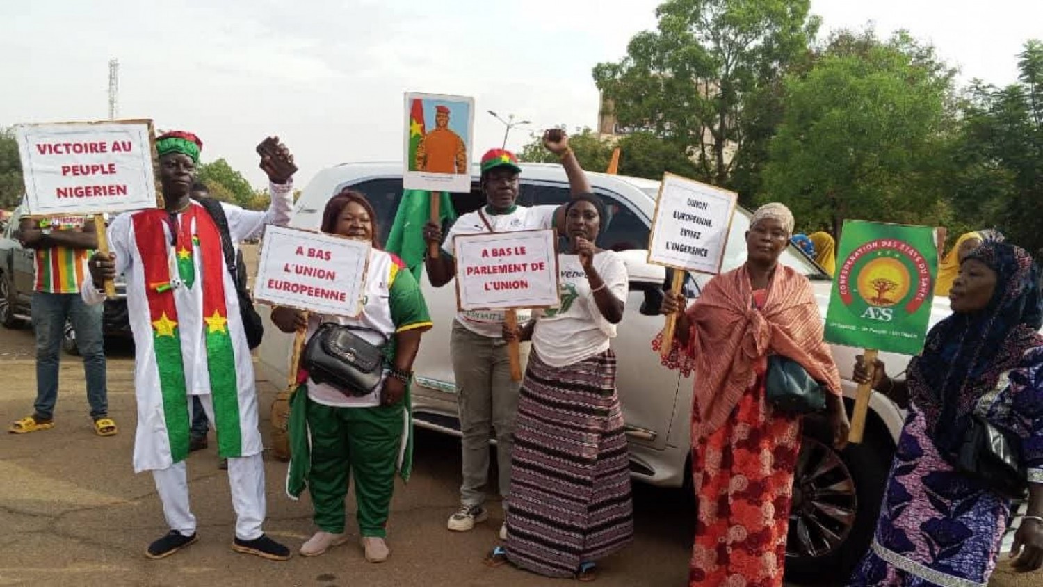 Burkina Faso : des manifestants dénoncent l'ingérence de l'UE après sa demande de libération de l'ex-président Bazoum