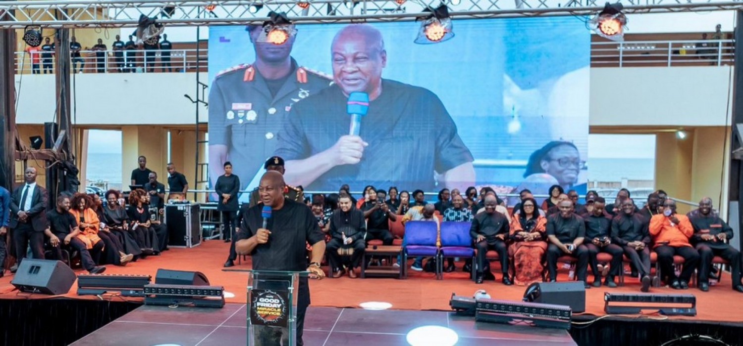 Ghana : Pâques, devant Dieu, Mahama prie son aide de camp de s'asseoir et rassure l'assistance