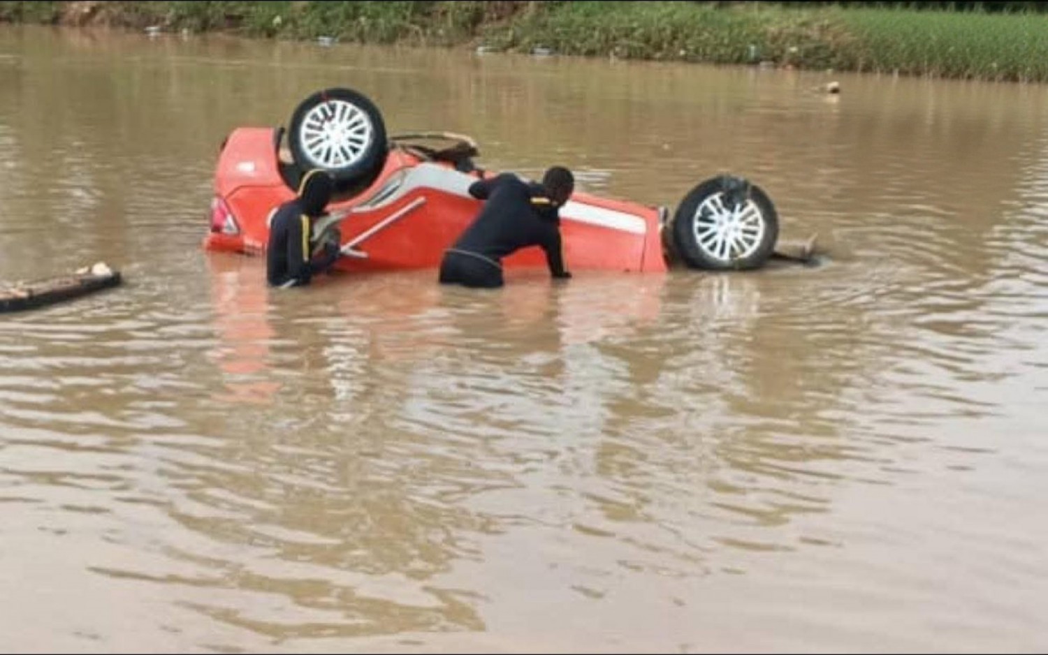 Côte d'Ivoire : Yopougon, un taxi englouti par les eaux dans la nuit, un corps retrouvé au petit matin
