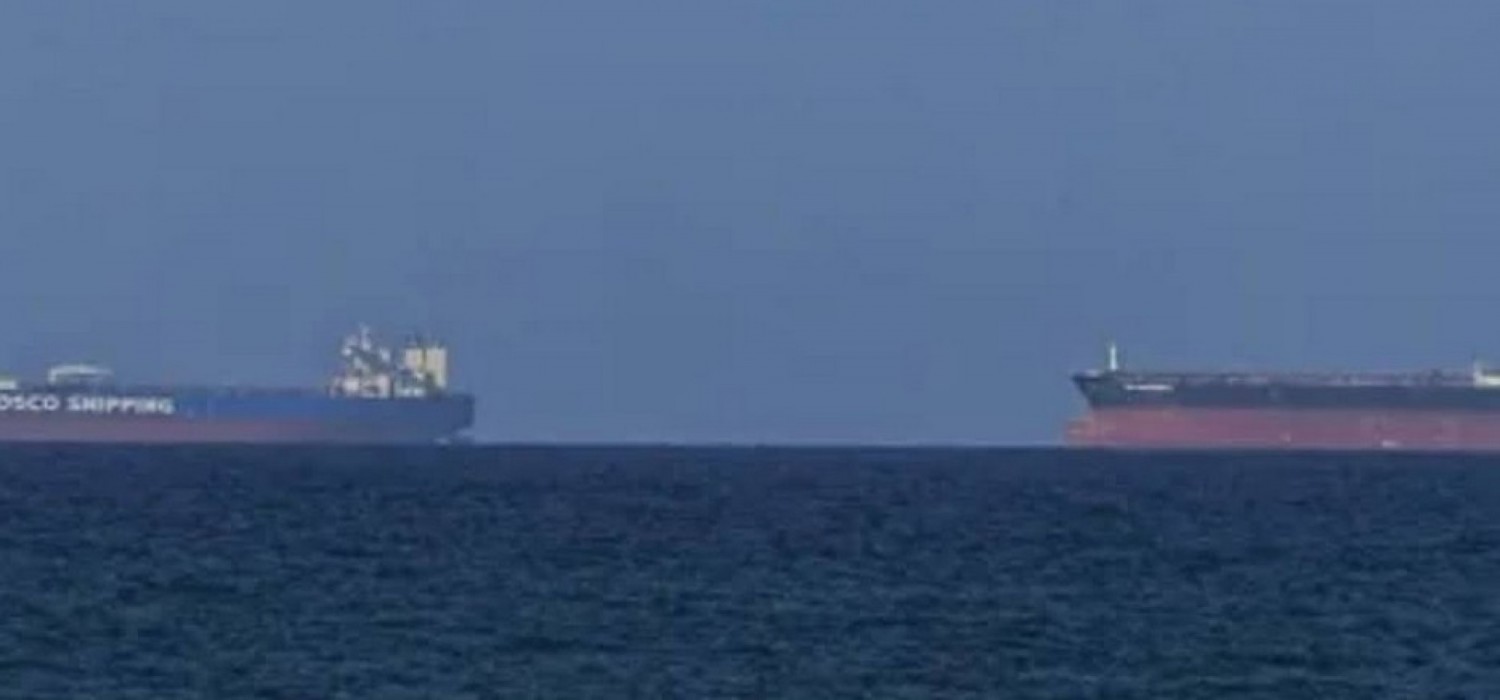 Monde :  Détroit d'Ormuz, passage de deux navires dont l'un battant pavillon libérien