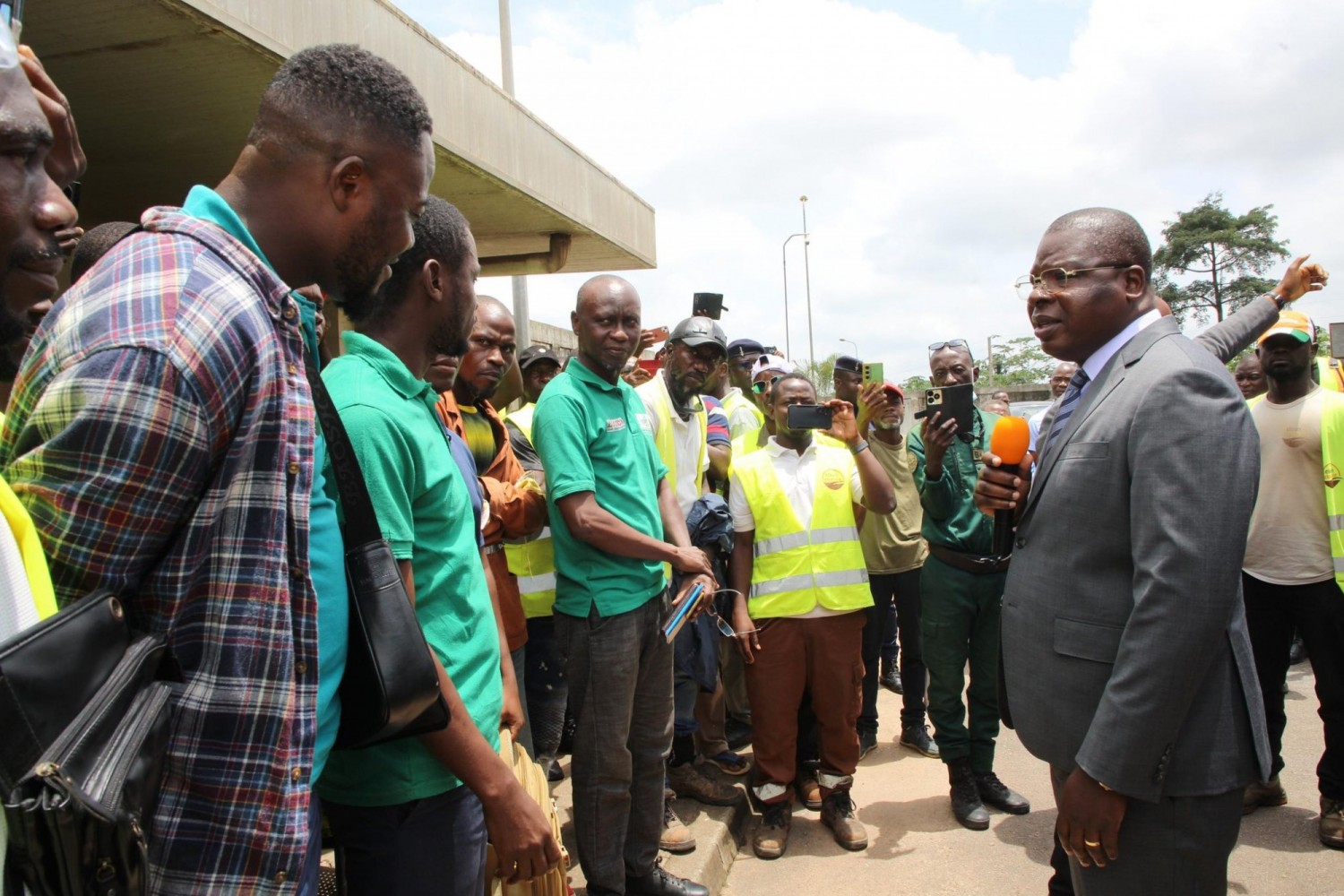 Côte d'Ivoire : Reprise du travail des agents du Centre de valorisation et d'enfouissement technique (CVET) de Kossihouen suite à l'intervention du Ministre Amédé