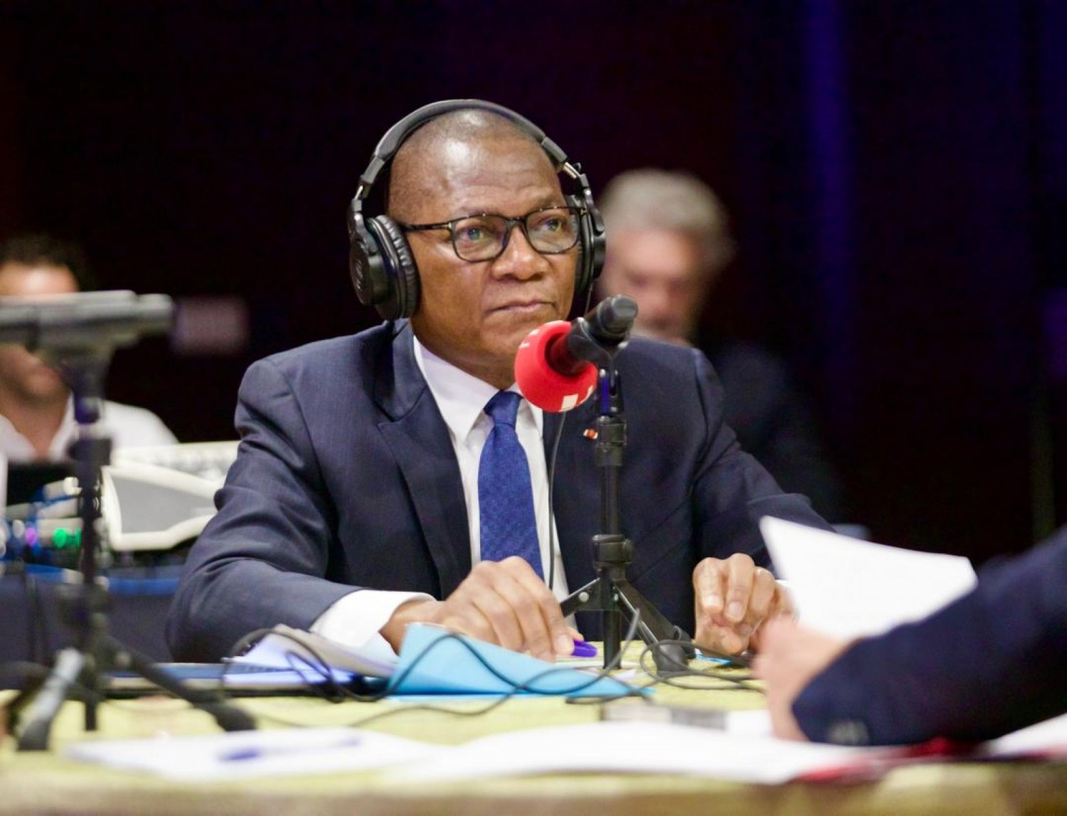 Côte d'Ivoire : Cacao, Bruno Koné face aux auditeurs de RFI, entre crise des prix, gestion des stocks et ambitions de transformation