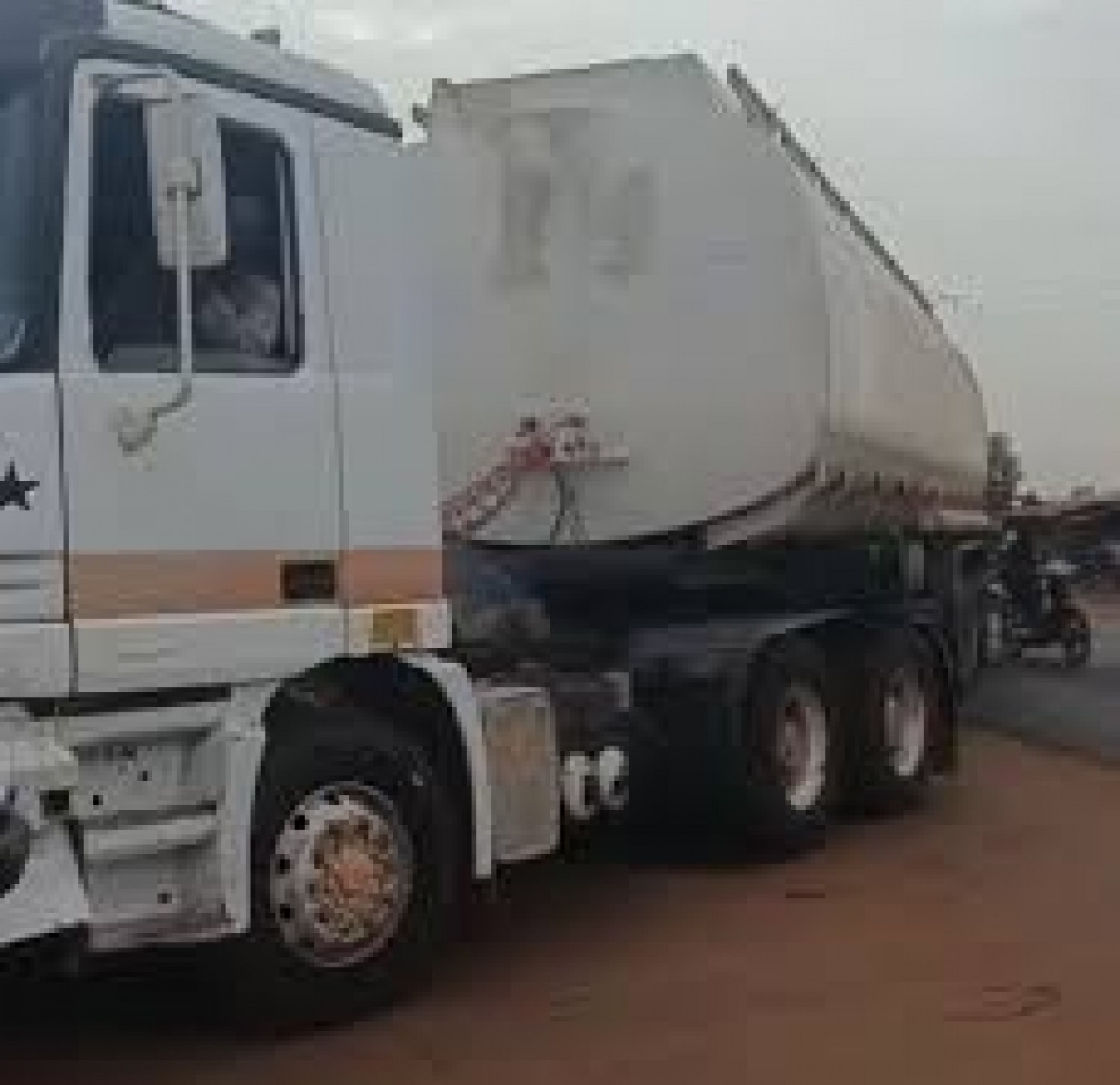 Mali : Plus de 830 camions-citernes en cours de déchargement, selon les autorités