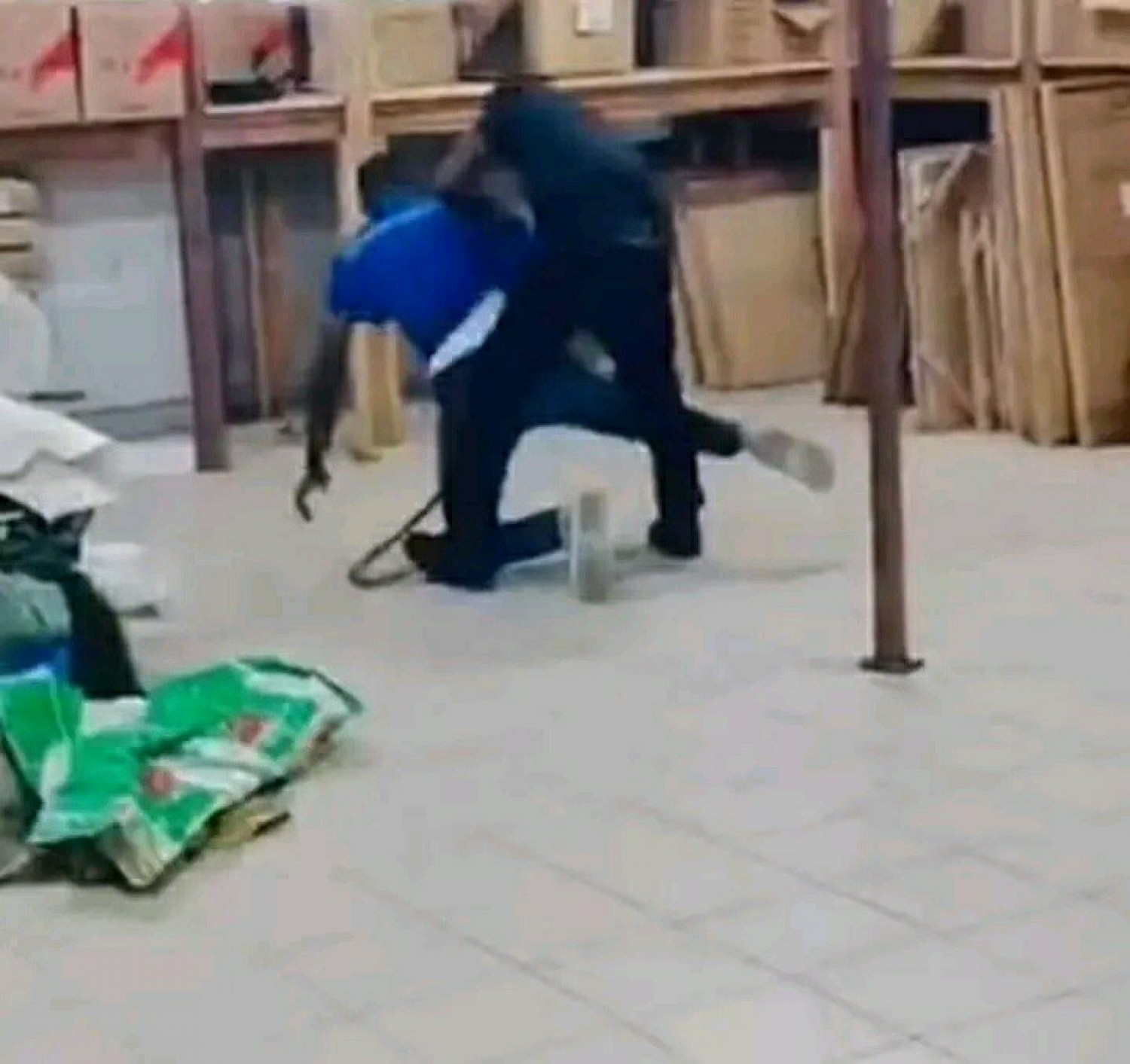 Cameroun : Affaire employés fouettés dans les entrepôts chinois, quatre arrestations après la vidéo de torture