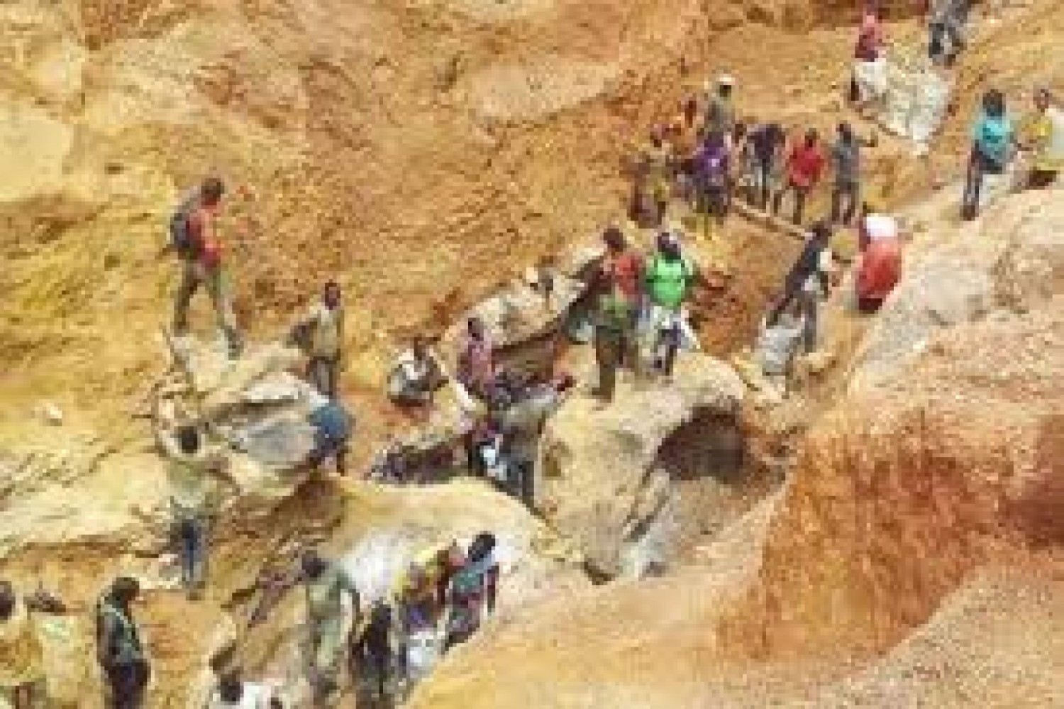 Cameroun : 200 sociétés illégales, l'or camerounais pillé par des étrangers, réveil tardif de Yaoundé