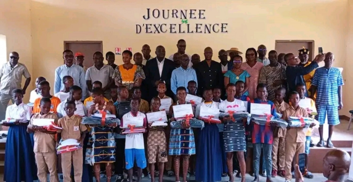 Côte d'Ivoire : Le Gblo en fête, l'Honorable Koumoin René sacre la 1ère promo d'élèves d'Ahougnanfoutou