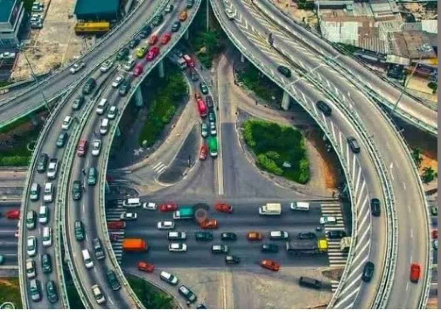 Côte d'Ivoire : Depuis 2011, plus de 85 % du réseau routier a fait l'objet de travaux de réhabilitation et de renforcement traduisant les efforts de l'État (AGEROUTE)