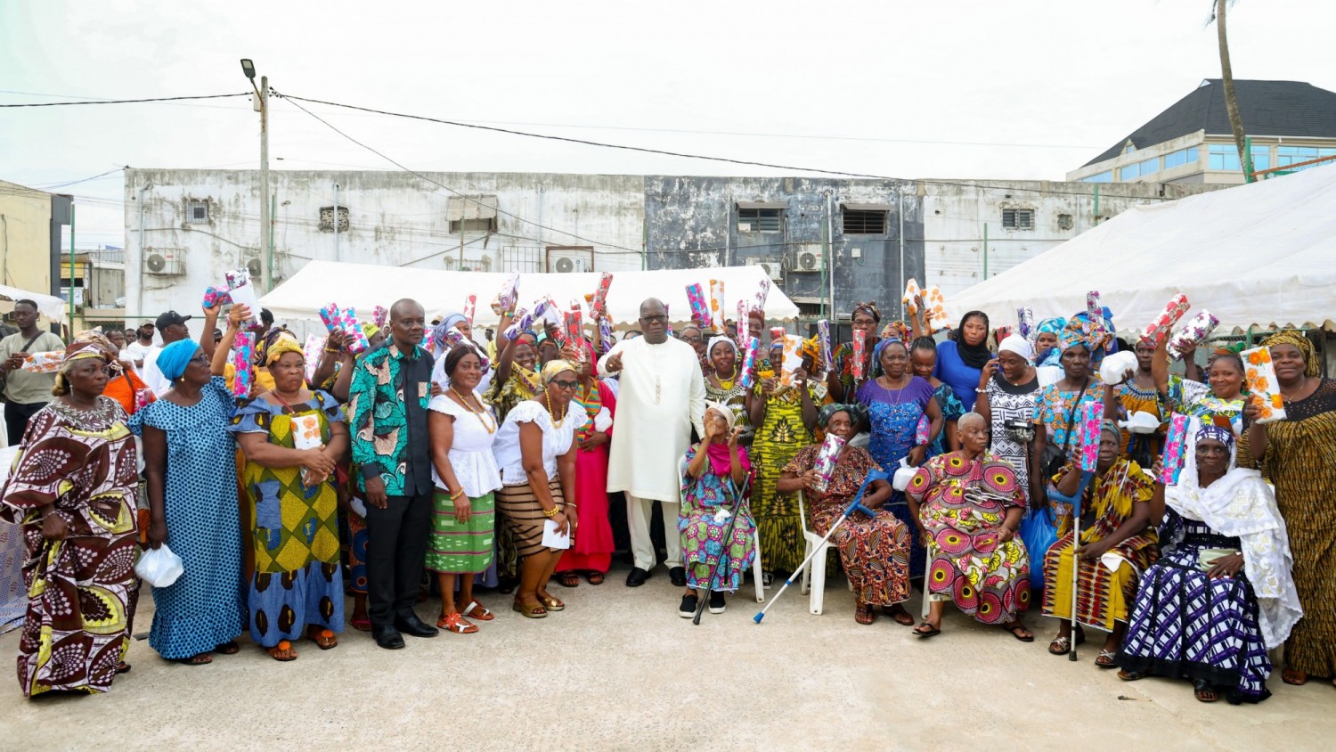 Côte d'Ivoire : Fête des mères, Laurent Tchagba honore des femmes de Marcory et renforce son engagement social