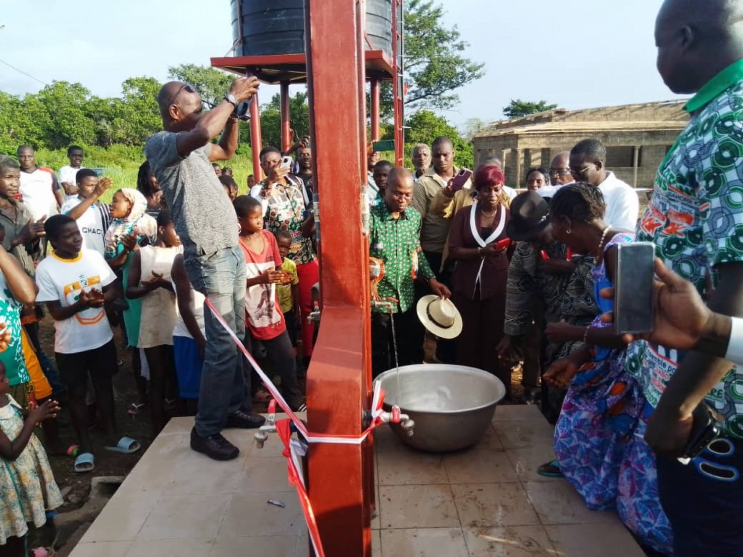 Côte d'Ivoire : Diabo, l'Hon. Koumoin René remet motos, tricycles et pompe aux populations au nom du ministre Assahoré