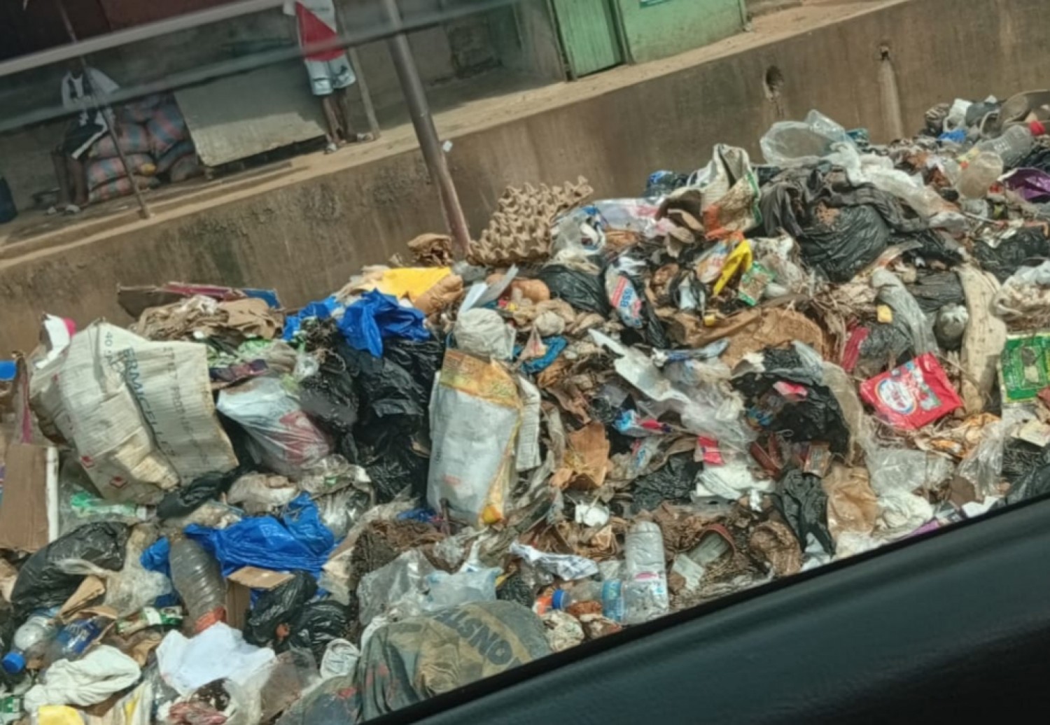 Côte d'Ivoire : Yopougon, au cœur d'une commune qui étouffe sous les déchets et s'enfonce dans les nids-de-poule