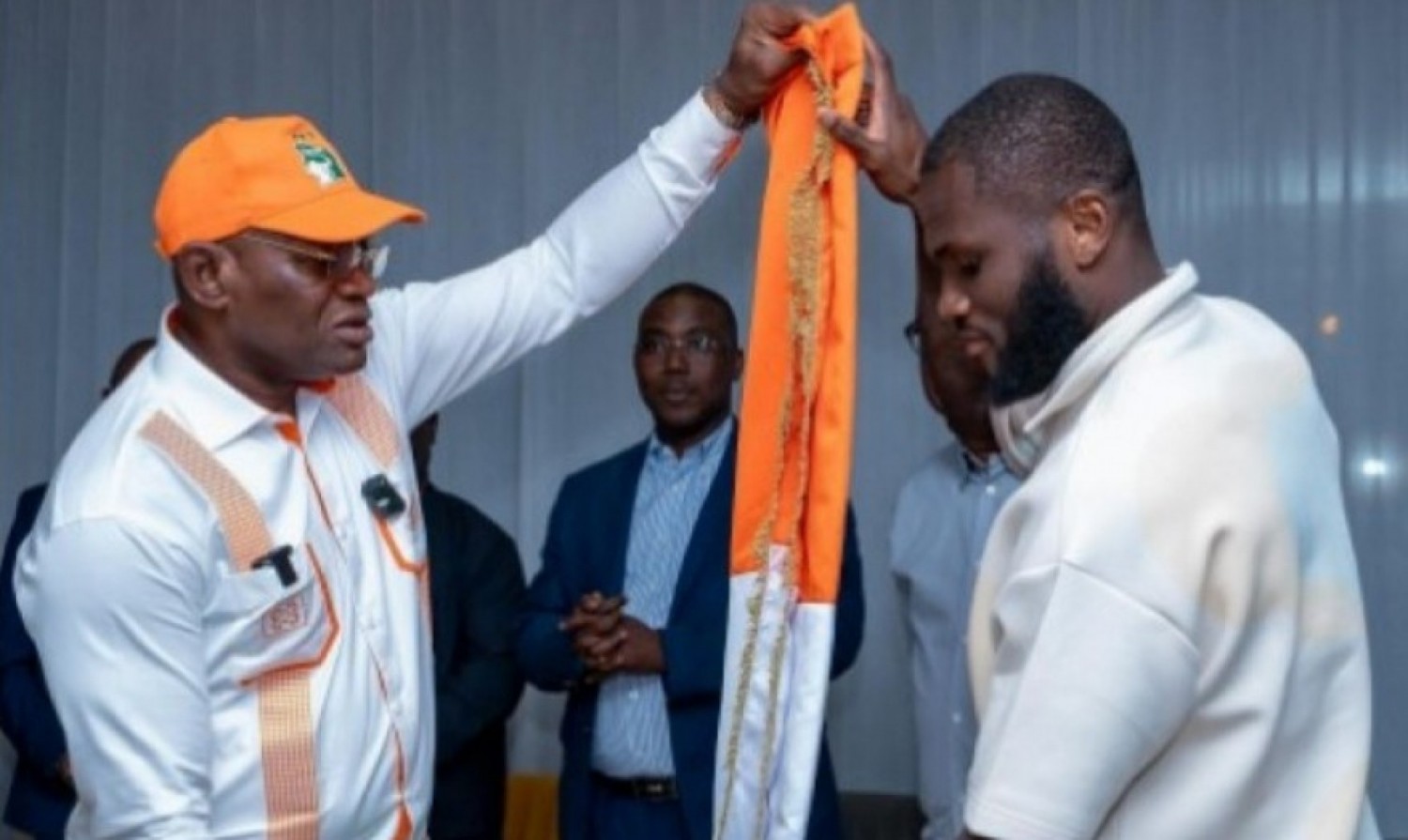 Côte d'Ivoire-France : Mondial 2026, avant le départ des Eléphants pour les USA, Kessié reçoit le drapeau national des mains  du  Ministre des Sports